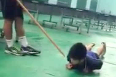 Xôn xao clip HLV đánh VĐV bóng bàn bằng cán chổi
