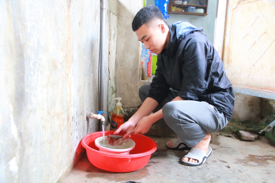 Thương cảnh chàng trai mồ côi không người thân nuôi em gái 10 tuổi - 3 Thương cảnh chàng trai mồ côi không người thân nuôi em gái 10 tuổi - 3