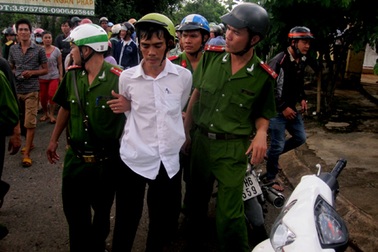 Trộm ban ngày, 1 đối tượng bị hàng chục người dân vây bắt