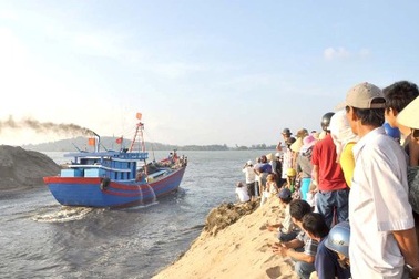 Vụ 300 ngư dân chặn quốc lộ: Thông luồng cửa biển bị bồi lấp
