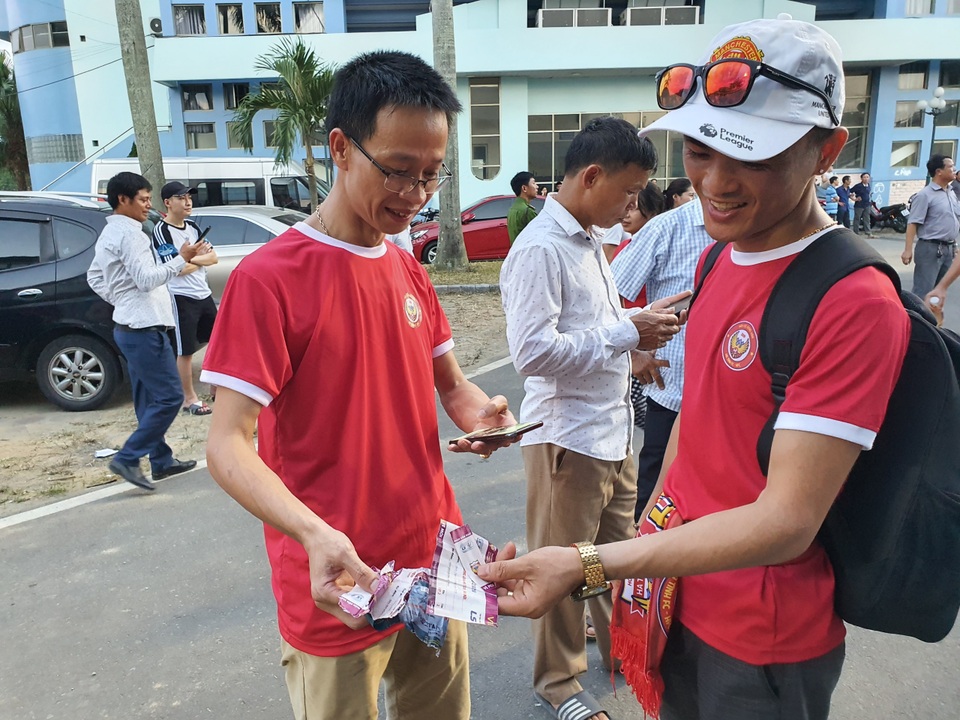 Hàng ngàn CĐV Hà Tĩnh bức xúc cầm vé trên tay không được vào sân - 7