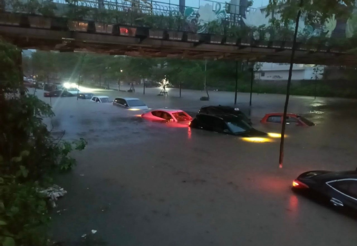 Khoảnh khắc người dân vác cần câu, 