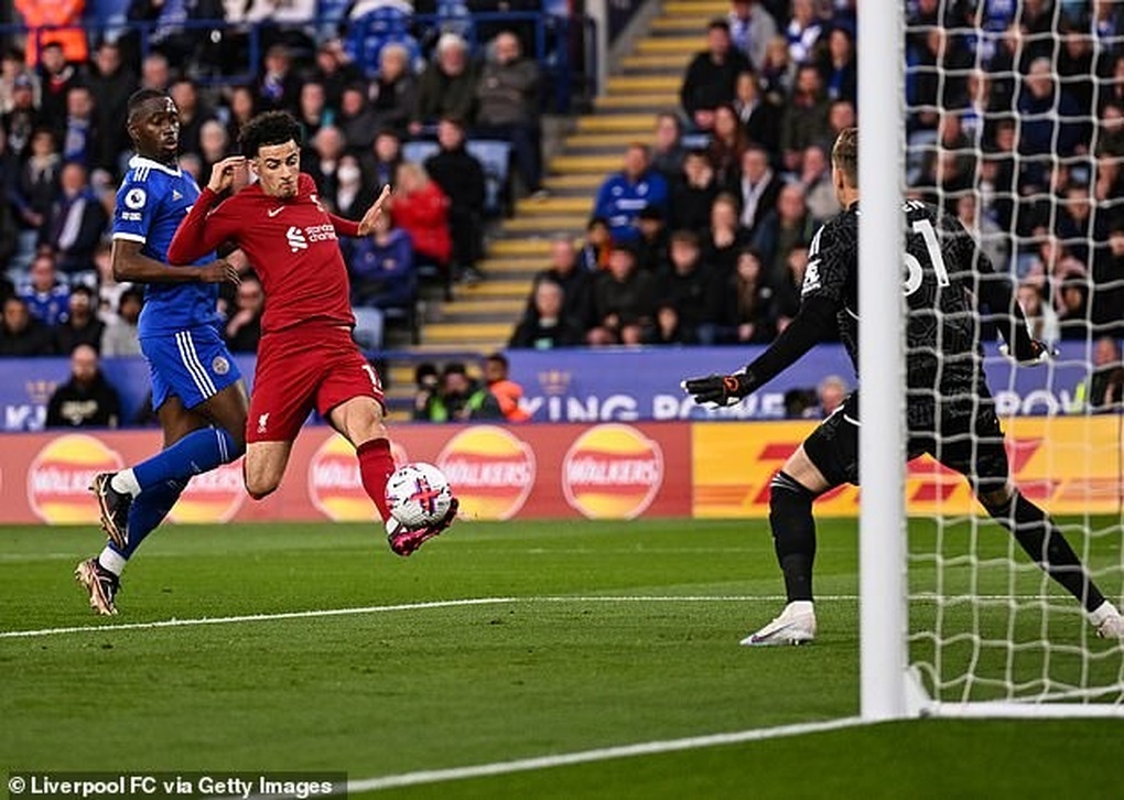 Thắng đậm 3-0, Liverpool quyết tranh top 4 Premier League với Man Utd - 1 Thắng đậm 3-0, Liverpool quyết tranh top 4 Premier League với Man Utd - 1
