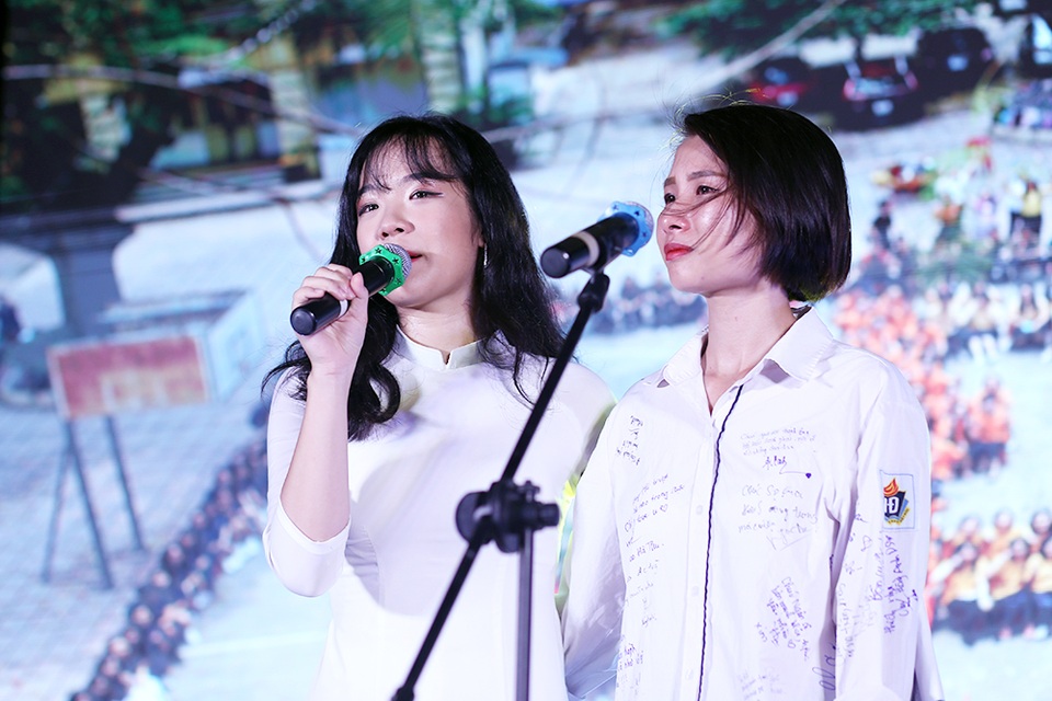 Giọt nước mắt học sinh THPT Việt Đức rơi trong lễ trưởng thành - 4 Giọt nước mắt học sinh THPT Việt Đức rơi trong lễ trưởng thành - 4