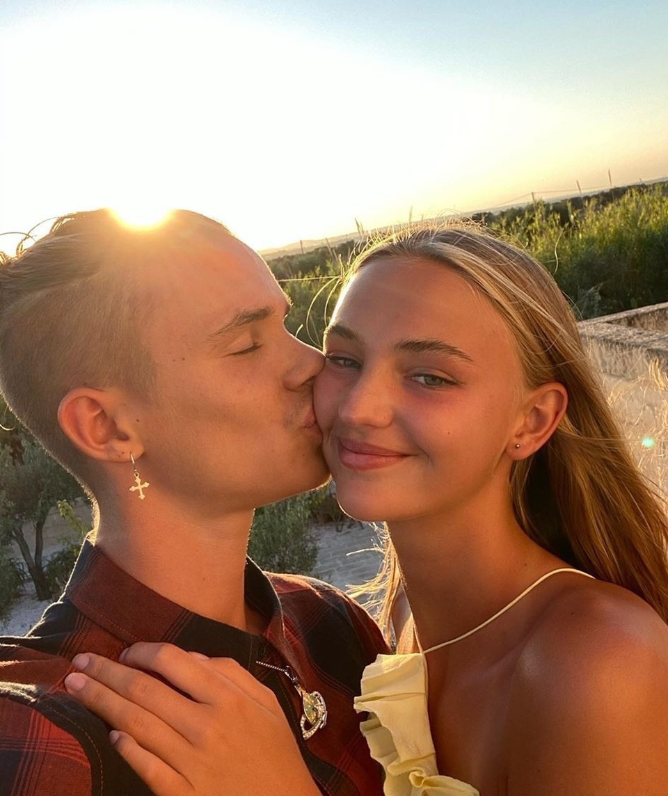 Romeo Beckham tình tứ bên bạn gái - 6 Romeo Beckham tình tứ bên bạn gái - 6