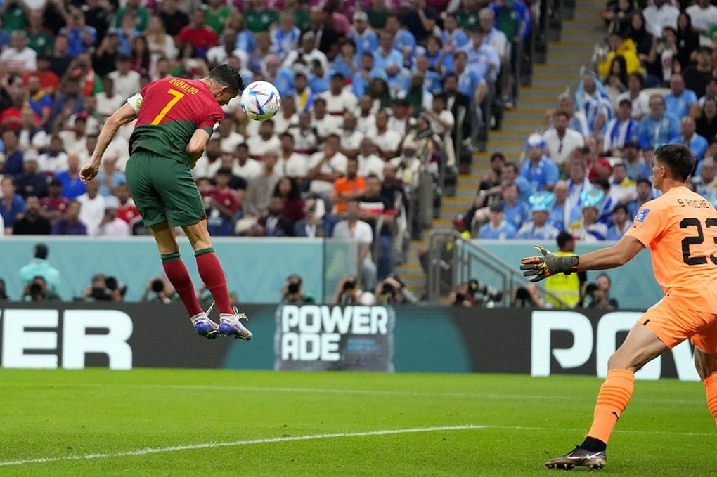 Ronaldo hai lần lỡ cơ hội lập kỷ lục trong chiến thắng của Bồ Đào Nha - 3 Ronaldo hai lần lỡ cơ hội lập kỷ lục trong chiến thắng của Bồ Đào Nha - 3