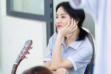 Nữ chính MV "Em gái mưa" trở lại, đóng phim học đường