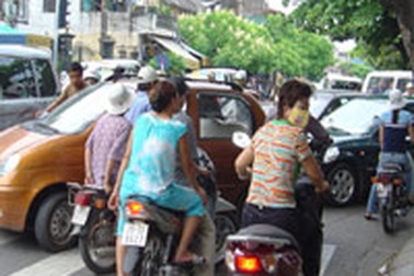 Giao thông hỗn loạn trên đường Lê Duẩn