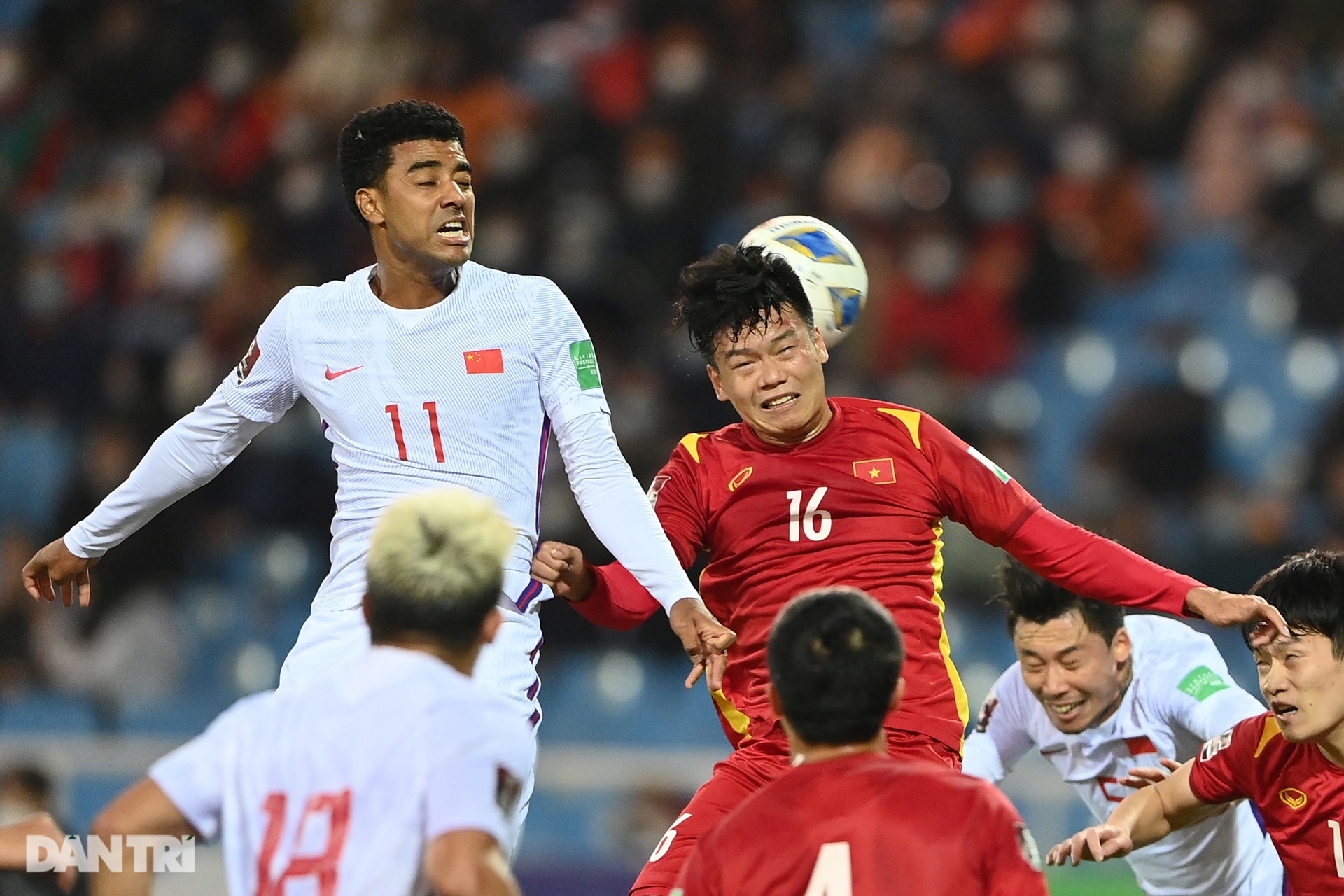 CĐV quá khích cầm cờ lao xuống sân ăn mừng cùng đội tuyển Việt Nam - 5 CĐV quá khích cầm cờ lao xuống sân ăn mừng cùng đội tuyển Việt Nam - 5