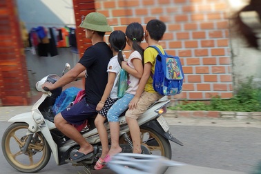 Hà Nội: Nhiều phụ huynh không đội mũ bảo hiểm cho con khi đưa trẻ tới trường