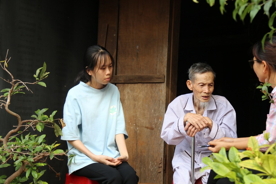 Hoàn cảnh éo le của cụ ông nuôi ba cháu mồ côi trong căn nhà xiêu vẹo - 4 Hoàn cảnh éo le của cụ ông nuôi ba cháu mồ côi trong căn nhà xiêu vẹo - 4