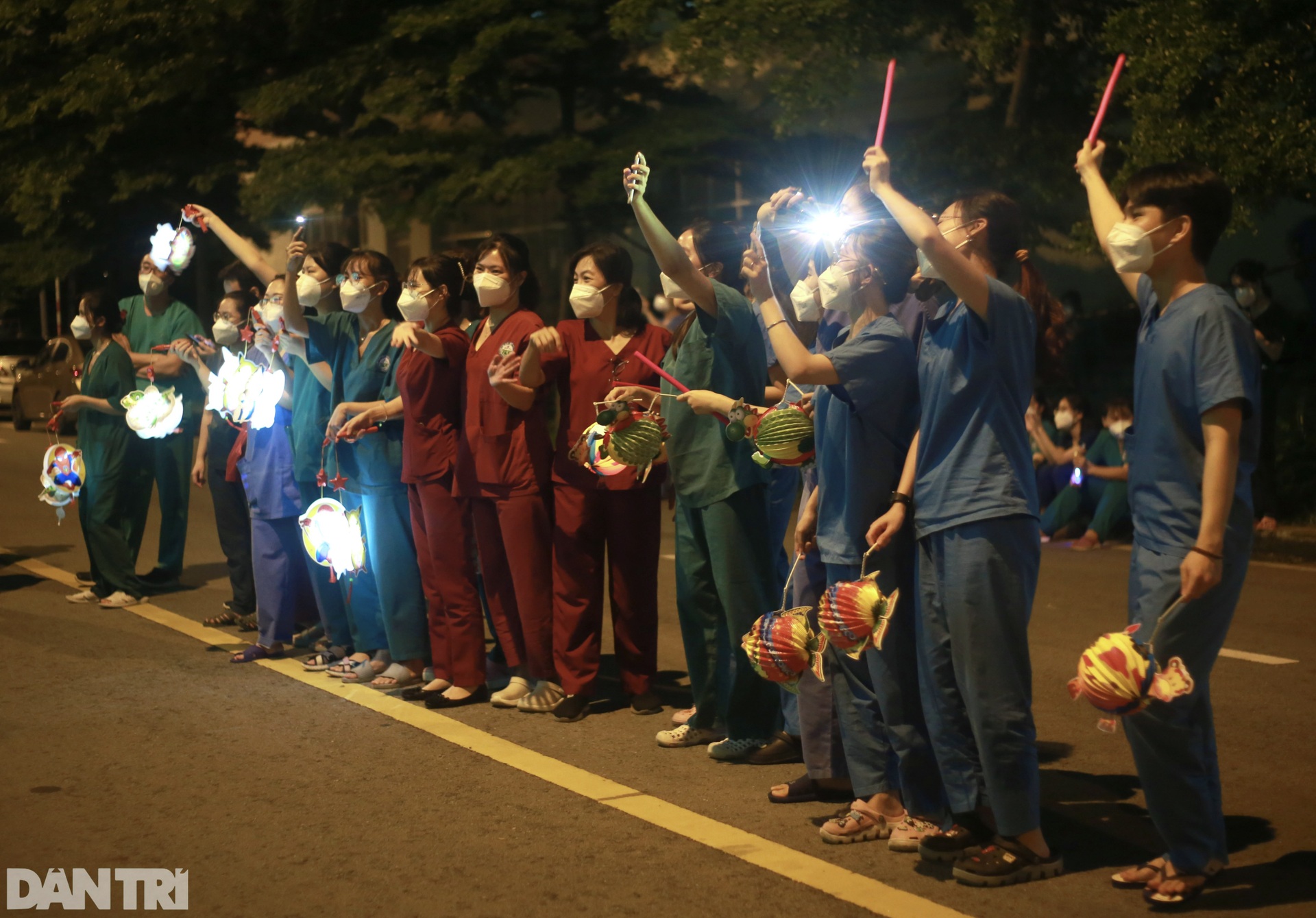 Trung thu đặc biệt cho trẻ em mắc Covid-19 tại Bệnh viện dã chiến ở TPHCM - 12