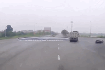 Lao thẳng vào xe ben ở vòng xuyến, xe tải nhỏ xoay 90 độ