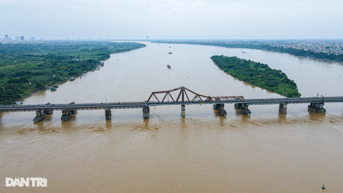 Ổ gà chắp vá trên cây cầu Long Biên 120 năm tuổi ở Hà Nội - 2