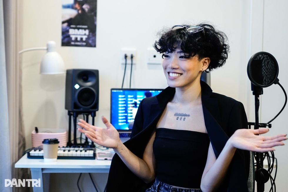 Nữ ca sĩ Gen Z được ví như bông hồng đen, cá tính từ vẻ ngoài đến âm nhạc - 4