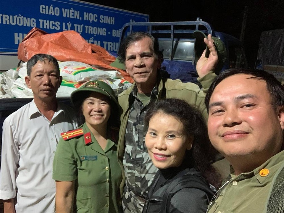 Biết bố mẹ Hà Hồ cứu trợ miền Trung, Trấn Thành âm thầm gửi hơn 3 tỷ đồng - 1 Biết bố mẹ Hà Hồ cứu trợ miền Trung, Trấn Thành âm thầm gửi hơn 3 tỷ đồng - 1