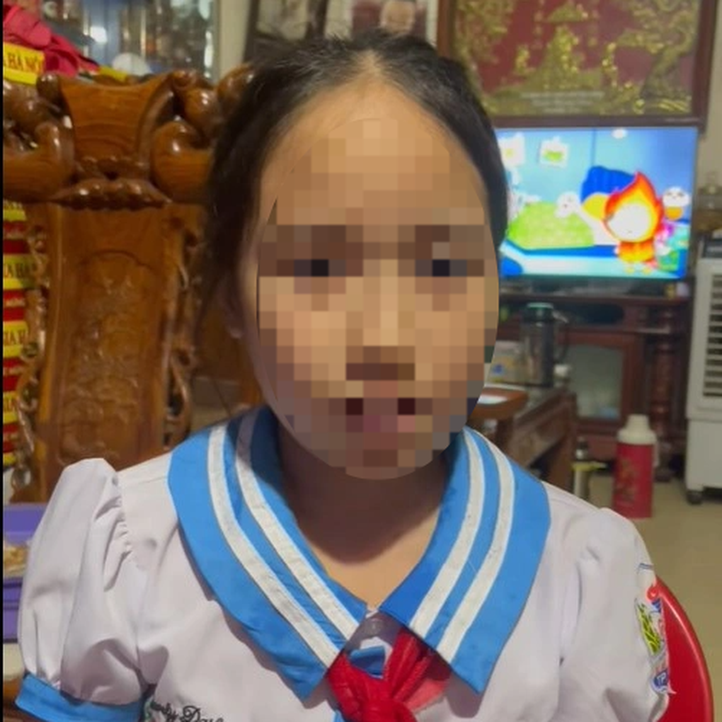 Bé gái lớp 4 nhanh trí vạch trần người phụ nữ nói mẹ nhờ đón - 2 Bé gái lớp 4 nhanh trí vạch trần người phụ nữ nói mẹ nhờ đón - 2