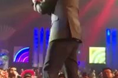 Michael Buble song ca với cậu con trai Noah hồi tháng 12/2015