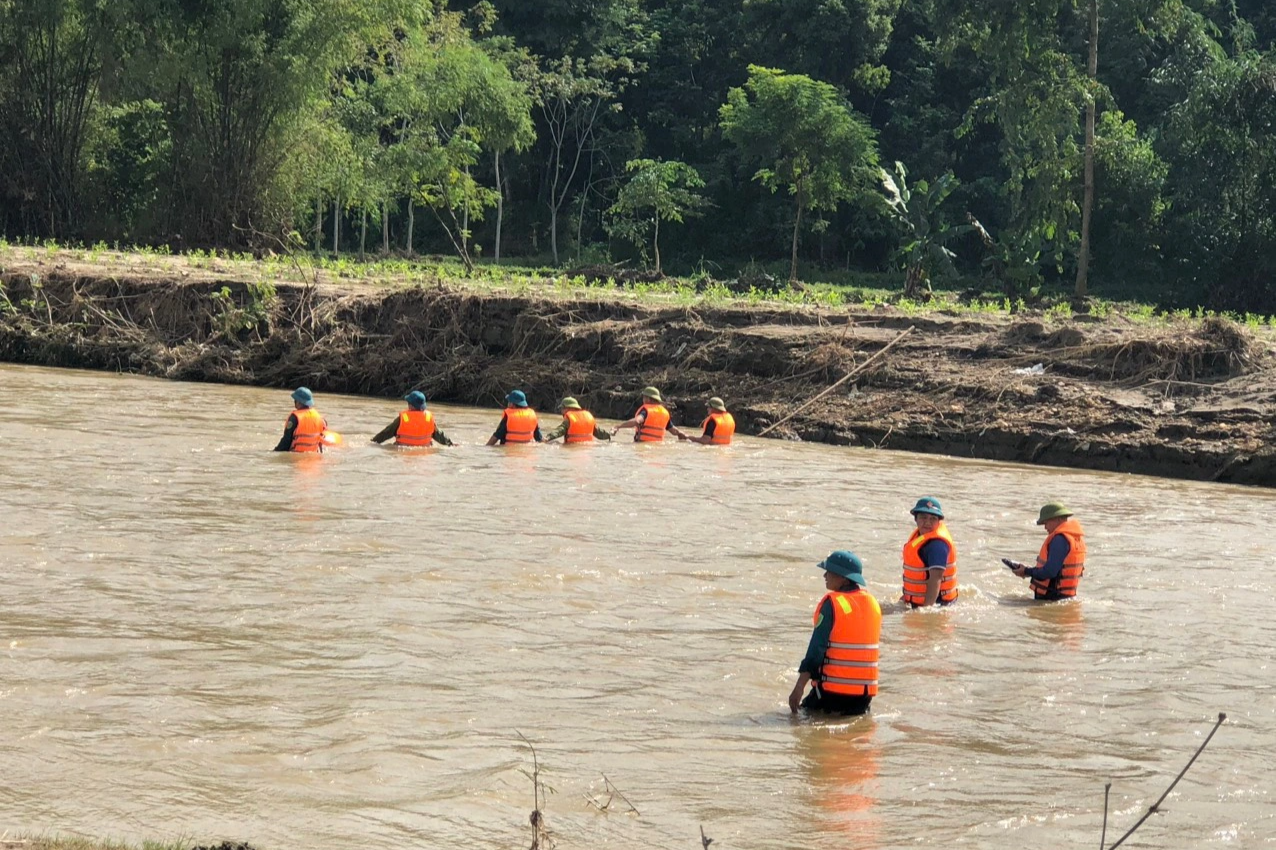 2 học sinh bị lũ cuốn trôi giữa đêm - 1