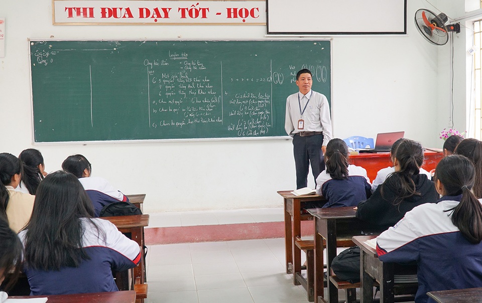 Nghị lực của thầy giáo viết bằng tay trái 25 năm đứng trên bục giảng - 2 Nghị lực của thầy giáo viết bằng tay trái 25 năm đứng trên bục giảng - 2