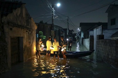 Đón trung thu trên thuyền tại rốn lũ Tốt Động