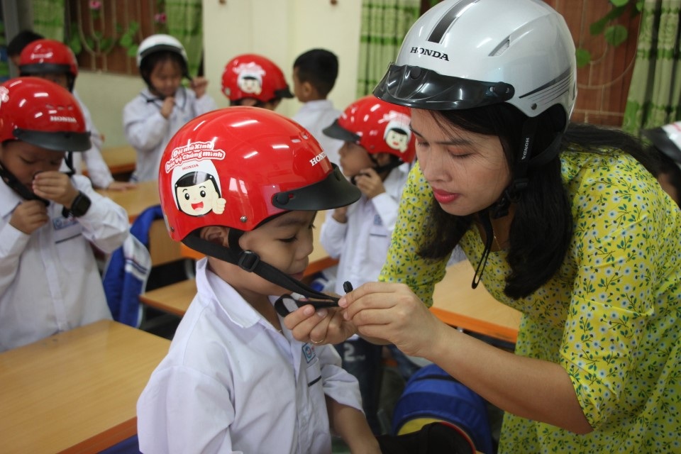 Hiệu quả khả quan của chương trình tặng mũ bảo hiểm cho học sinh lớp Một toàn quốc - 4 Hiệu quả khả quan của chương trình tặng mũ bảo hiểm cho học sinh lớp Một toàn quốc - 4