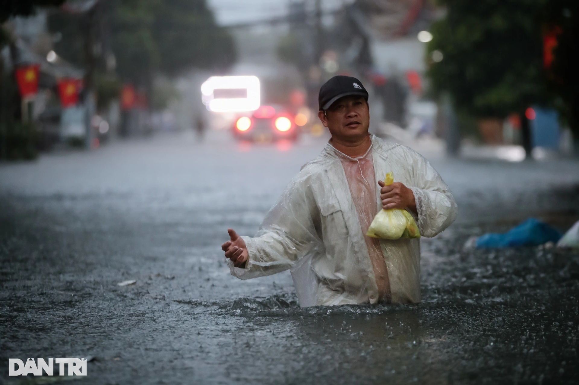 Vịt bơi vào nhà, đường biến thành sông sau mưa lớn ở TPHCM - 2 Vịt bơi vào nhà, đường biến thành sông sau mưa lớn ở TPHCM - 2