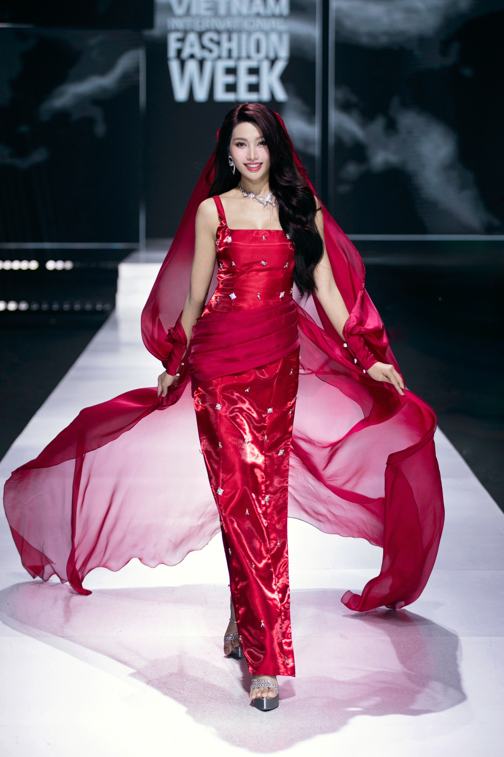 Giữ vị trí mở màn là Á hậu Chế Nguyễn Quỳnh Châu. Á hậu 1 của Miss Grand Vietnam 2022 gắn bó với NTK trong nhiều mùa tuần lễ thời trang, thường xuyên đảm nhiệm những vị trí quan trọng trong show.