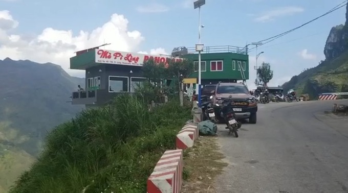 Công trình 'chui' Panorama Mã Pì Lèng sắp bị tháo dỡ bất ngờ được sơn màu xanh - Ảnh 1. Công trình 'chui' Panorama Mã Pì Lèng sắp bị tháo dỡ bất ngờ được sơn màu xanh - Ảnh 1.