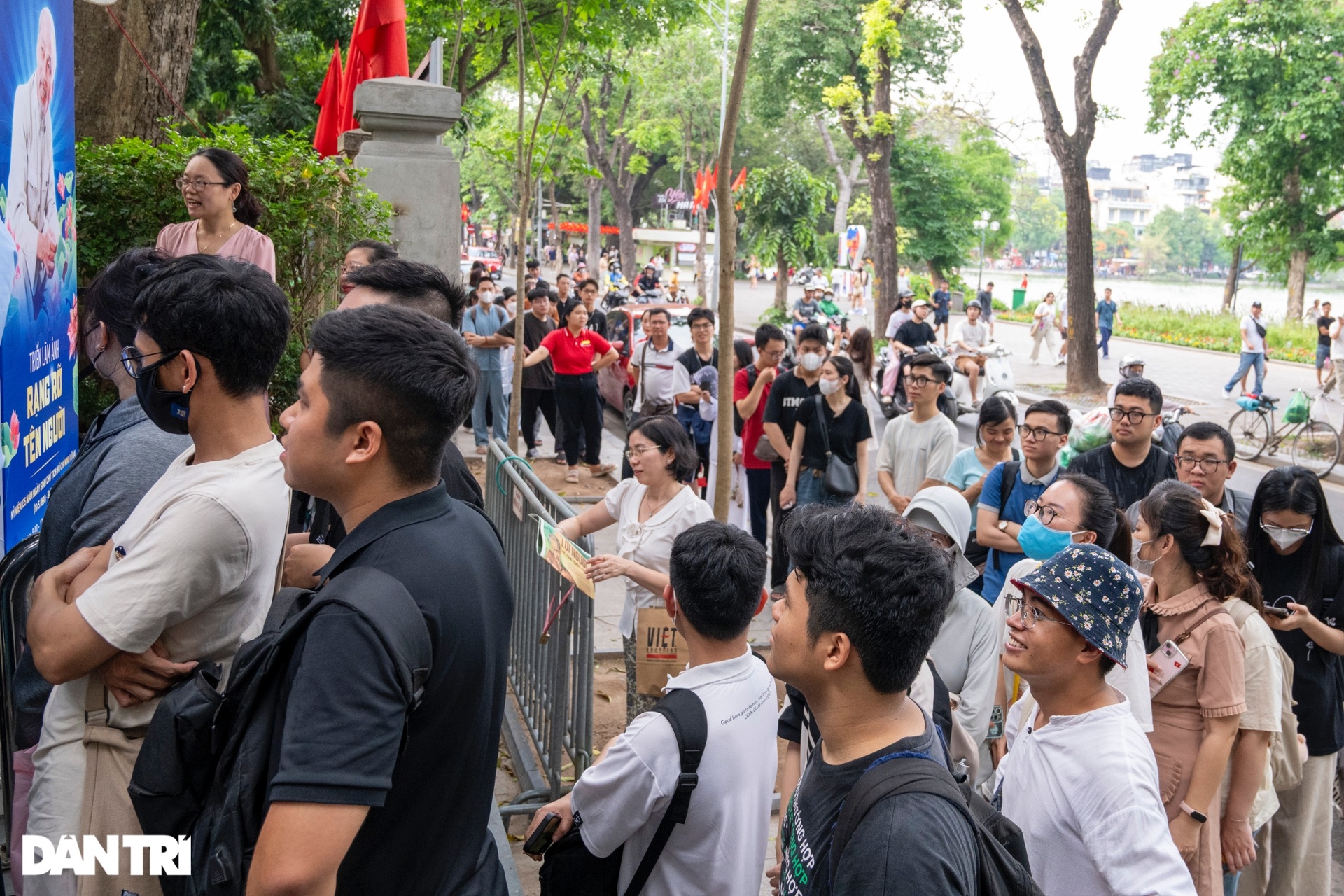 Tham quan triển lãm ảnh Chủ tịch Hồ Chí Minh, nhận phụ san đặc biệt về Bác - 15 Tham quan triển lãm ảnh Chủ tịch Hồ Chí Minh, nhận phụ san đặc biệt về Bác - 15