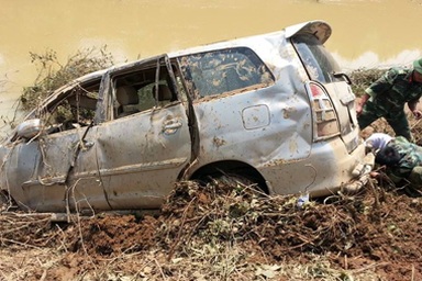 Quay chậm cảnh trục vớt xe trôi ở Khe Ang