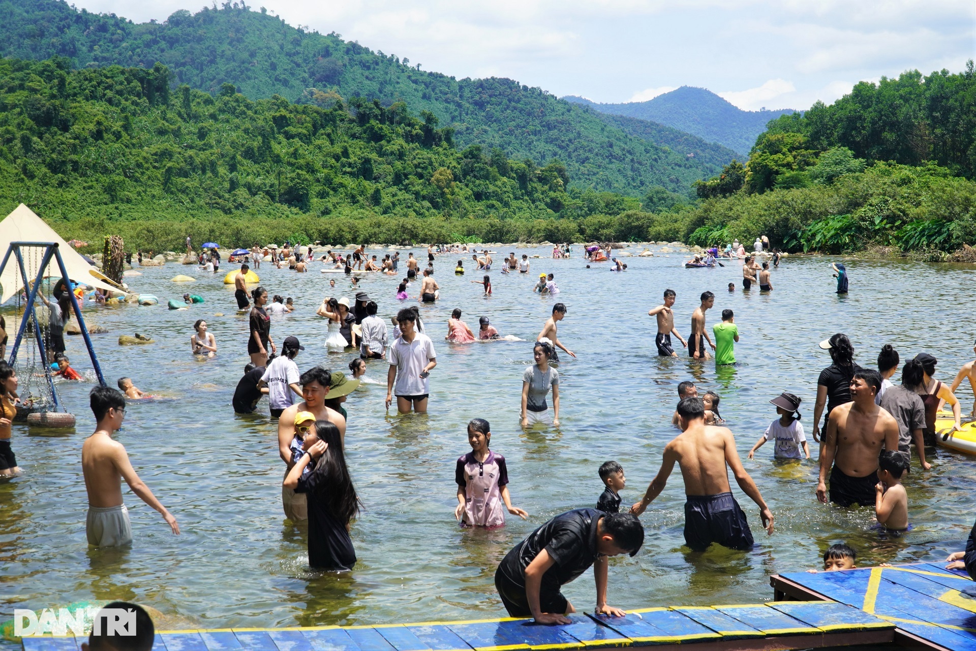 Hàng nghìn người rủ nhau lên rừng trốn nóng trong kỳ nghỉ lễ - 1 Hàng nghìn người rủ nhau lên rừng trốn nóng trong kỳ nghỉ lễ - 1