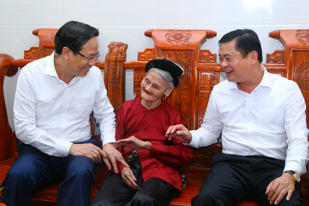 Trao bằng Tổ quốc ghi công năm 2022 tới thân nhân 387 liệt sĩ - 1 Trao bằng Tổ quốc ghi công năm 2022 tới thân nhân 387 liệt sĩ - 1