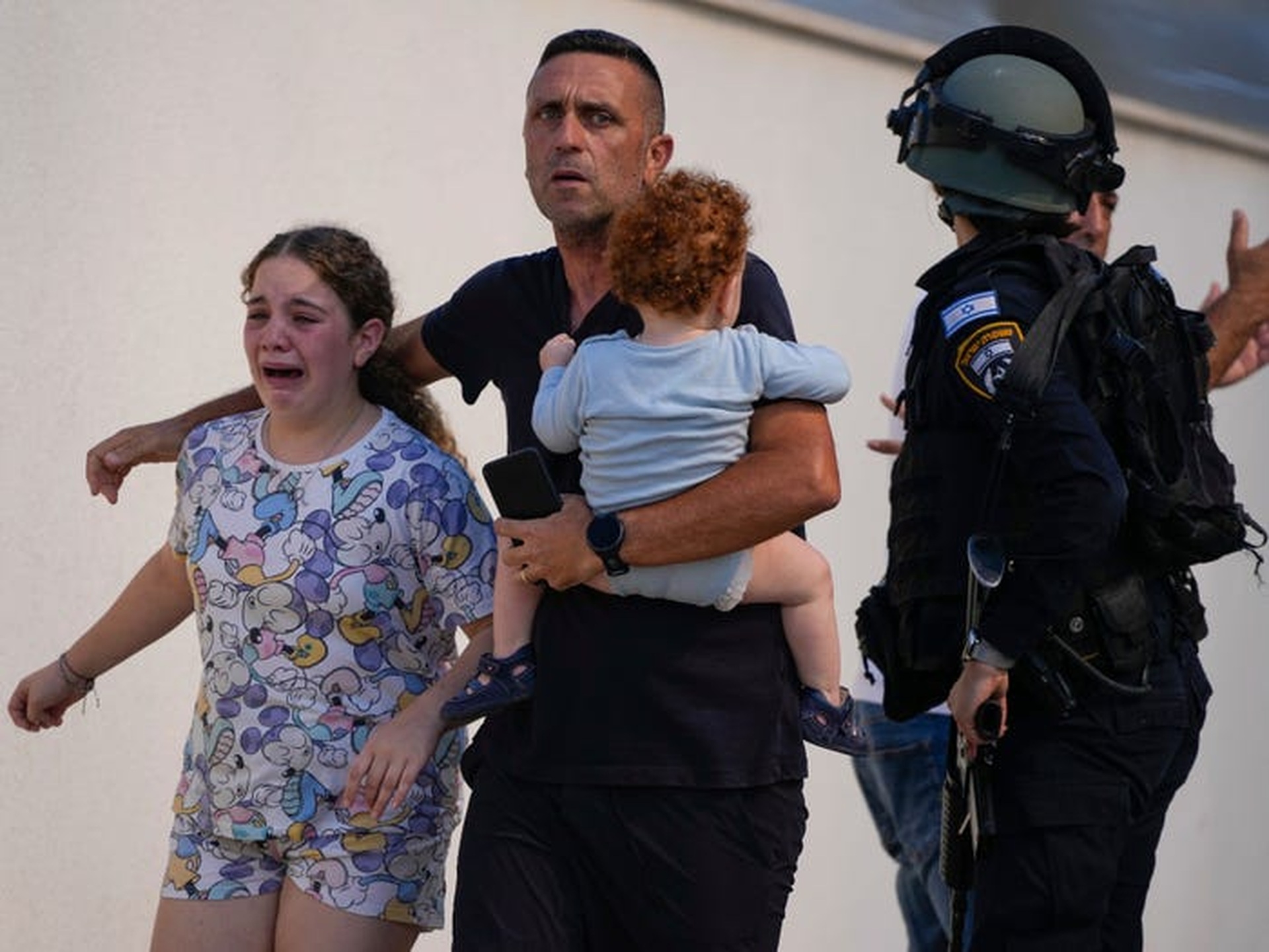 Hamas tấn công Israel: Đường phố tan hoang, thi thể nằm la liệt - 5 Hamas tấn công Israel: Đường phố tan hoang, thi thể nằm la liệt - 5