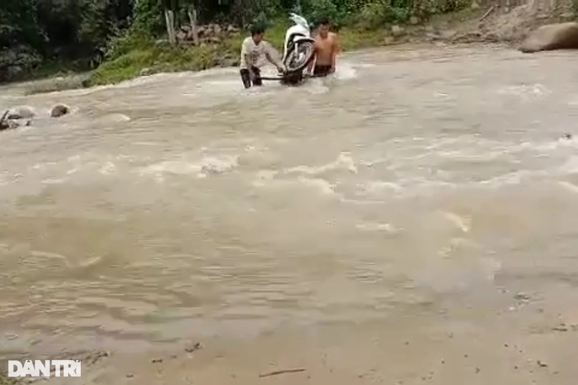 Khởi công xây dựng cầu Khuyến học và Dân trí nơi biên giới Việt - Lào - 6 Khởi công xây dựng cầu Khuyến học và Dân trí nơi biên giới Việt - Lào - 6