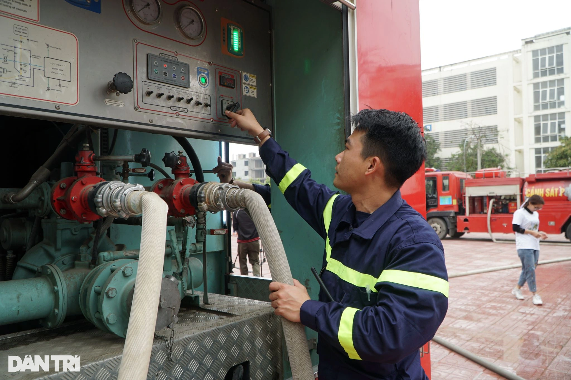 Sinh viên đu dây từ tầng 4, trải nghiệm cách thoát hiểm khi hỏa hoạn - 8 Sinh viên đu dây từ tầng 4, trải nghiệm cách thoát hiểm khi hỏa hoạn - 8