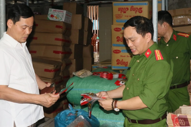 Tự đóng gói cả tấn bim bim, bánh tráng trộn bán ra thị trường