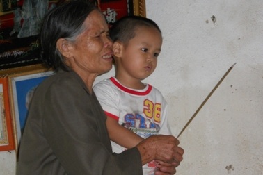 Cám cảnh cháu bé 3 tuổi có bố mẹ chết cháy ở Nga