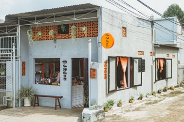 Về quê nghỉ dịch, cô gái Đồng Nai mở quán cà phê tặng bố mẹ