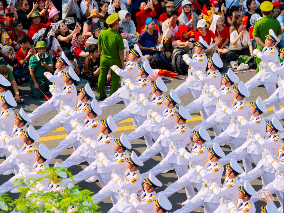 Nam sinh tạo cơn sốt với bộ ảnh diễu binh: Kiếm tiền giỏi, mơ làm nhà báo - 3