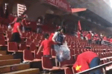 Clip "hành động đẹp của cổ động viên bóng đá Việt Nam" gây sốt tuần qua