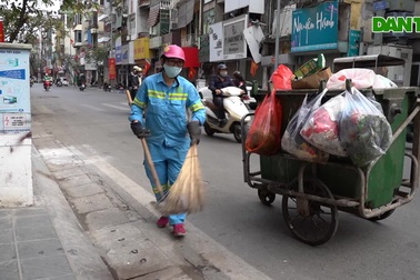 Tâm sự xúc động của chị lao công có 2 con gái theo chân đi làm mùng 1 Tết