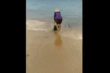 Clip “người phụ nữ vẫn đổ rác ra biển dù bị nhắc nhở” gây phẫn nộ tuần qua