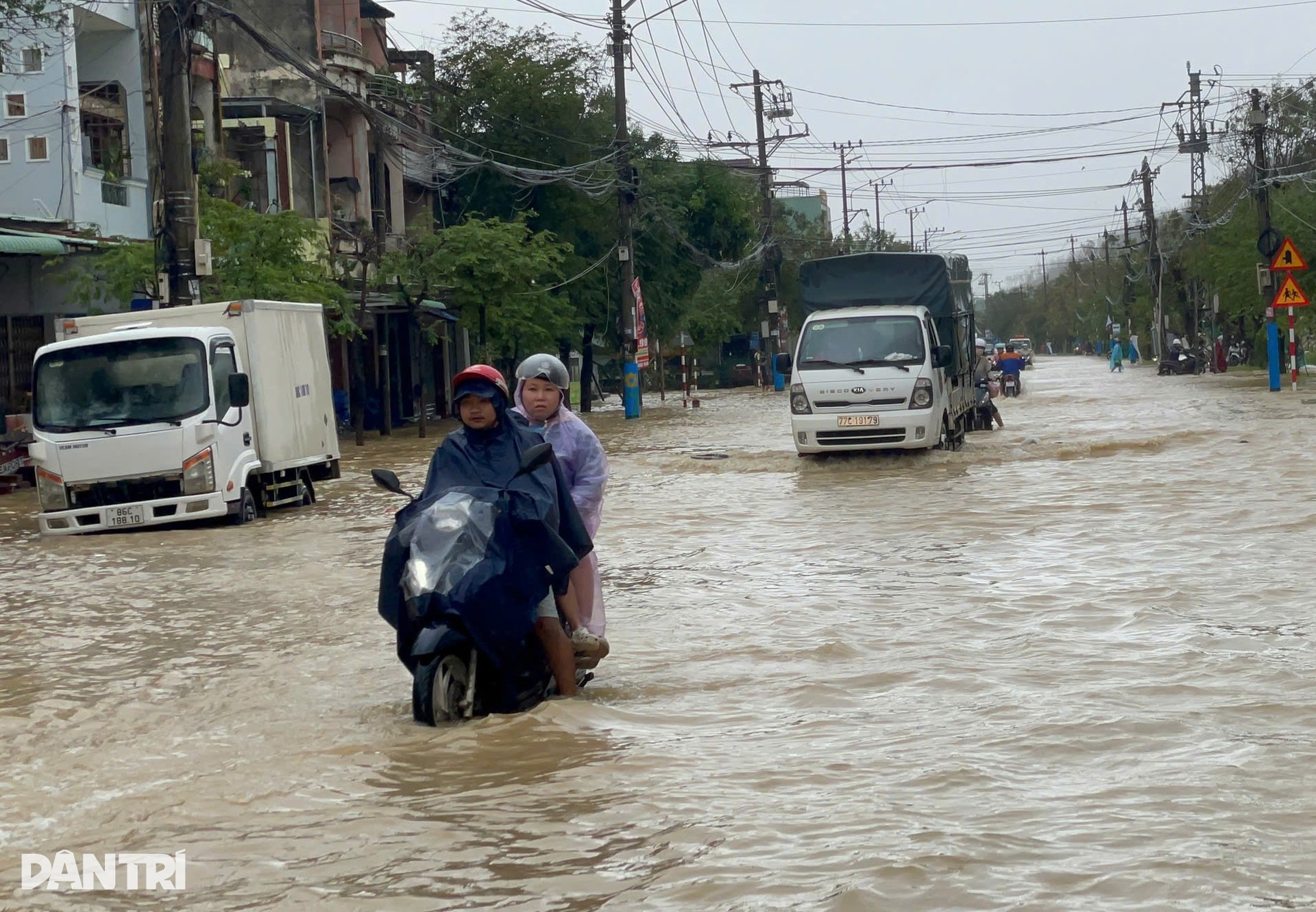 Vợ chồng ôm thùng xốp, bình nước bơi 500m trong lũ dữ để thoát thân - 4