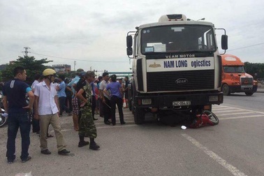 Hai mẹ con tử nạn trên đường đi xem điểm thi