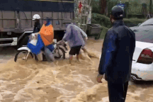 Mộc Châu nước xối xả đổ từ sườn đồi, du khách hủy tour chờ ngày nắng đẹp