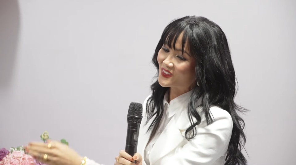 HHen Niê hội ngộ chủ nhà cô từng làm giúp việc - 3 HHen Niê hội ngộ chủ nhà cô từng làm giúp việc - 3