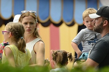 Vợ chồng Ben Affleck - Jennifer Garner căng thẳng khi tái ngộ