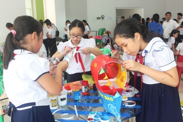 Học sinh Đà Nẵng làm lồng đèn tặng bạn vùng sâu, vùng xa vui Tết Trung thu