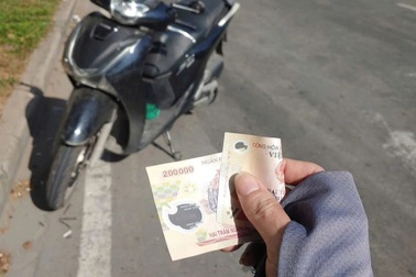 Nhặt tiền đánh rơi, chàng trai "đút túi" và cái kết khiến dân mạng bất ngờ